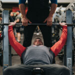 Squat med elastisk – fordele og ulemper ved at bruge elastik i sin squattræning
